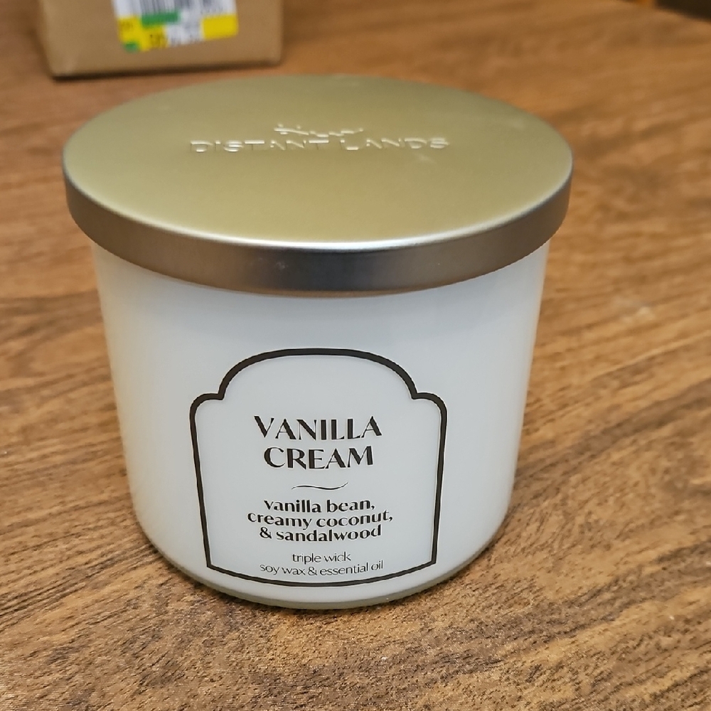 District Lands NIB14 oz Vanilla Cream Scented candle